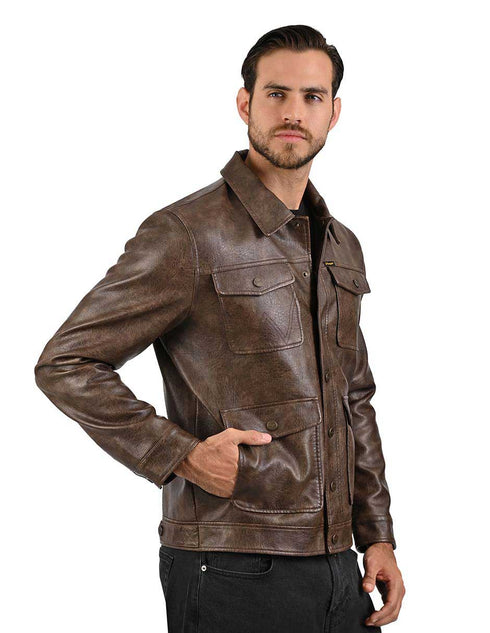 Chamarra Wrangler estilo trucker para Hombre en Piel Sintética Café Oscuro.